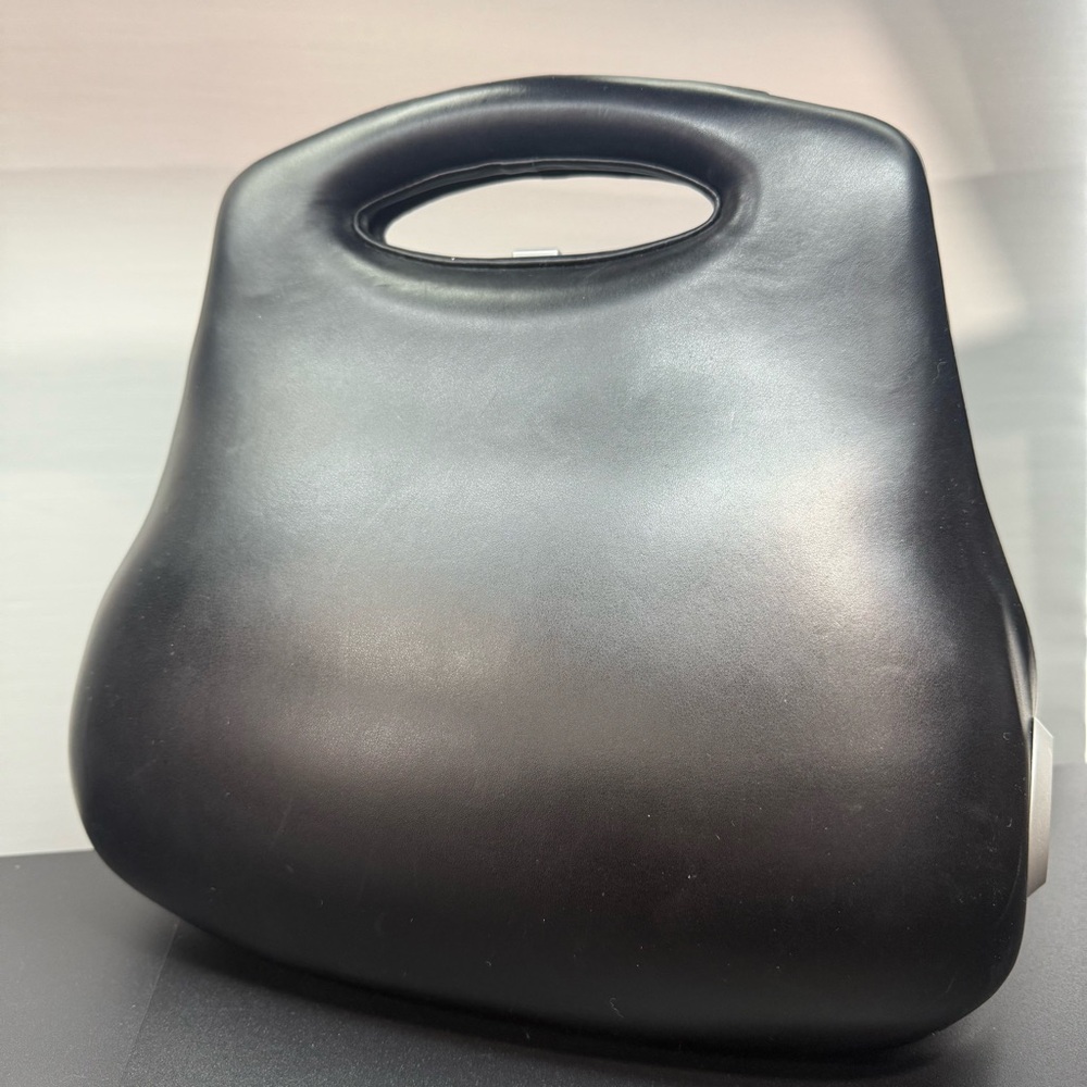 CHANEL 2005 Primiere Edition Butt Bag (Black Calfskin Leather) 5xxxx56